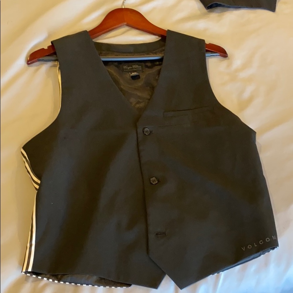 Black volcom vest